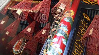 グルグル線香が印象的