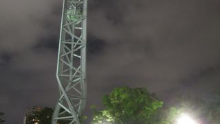 夜の平和の時計塔