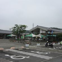 瓦屋根の観光地チックな建物