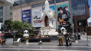 伊勢丹前に祀られた神様