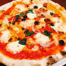 焼き立てピザ