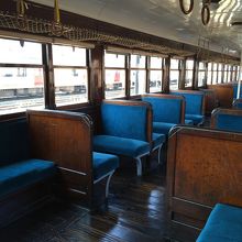 木のぬくもりを感じる昔の列車内