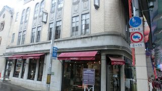 アーケードで異彩を放つ歴史的建造物