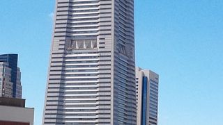 重厚感溢れるシンボルタワー