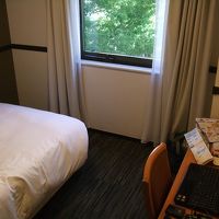 部屋は狭いですが、窓から通りを眺めることができました