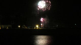 対岸の高島の花火大会が見えた