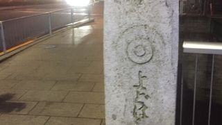 よどんだ川に架かる橋