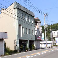 道路際に建つ旅館