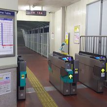 改札口