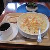 マーケットホールの中のカフェでスープランチ