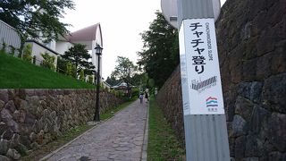 急な石畳の坂道