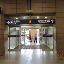 バス停は、第1ターミナルが4号出口付近