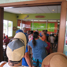 13時過ぎでも店内は混みあっていました