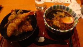 平日の昼過ぎ、店内は満席でした。