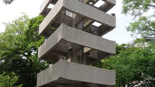 ５層からなる慰霊碑