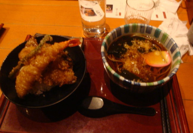 平日の昼過ぎ、店内は満席でした。