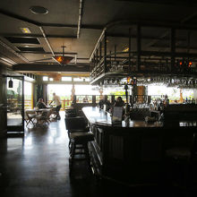 どこの席が良いかウェイターさんが希望を聞いてくれました