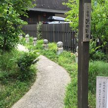 花地蔵庵の入口にはお地蔵さんが見守っています。