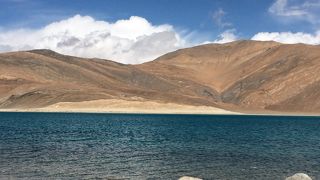 高地の青く澄んだ湖