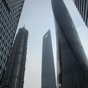 超高層ビルが３棟綺麗に並んでいる場所はどこでしょう。