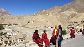 月の世界のカギュ派の僧院