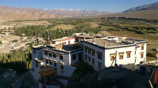 レー空港滑走路を見渡せる僧院