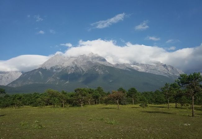 麓から玉龍雪山を綺麗に眺められます