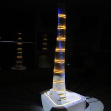 模型のライトアップ。螺旋を強調した照明。