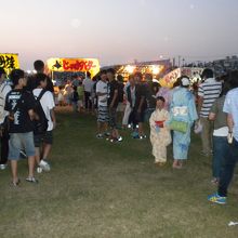 お祭りの楽しみ、露天に行列ができています