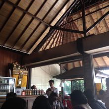 ローカルなお店に連れて行ってくれました