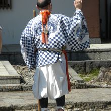 参拝者を案内する山伏