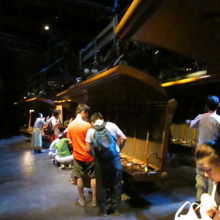 横に並んだベンチが前後３列、