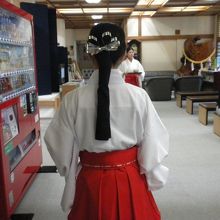 給仕をしてくれるのは巫女さんです