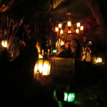 人形にライトが当たっていない。