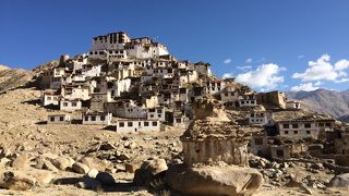 荒涼とした外観と綺麗な仏画