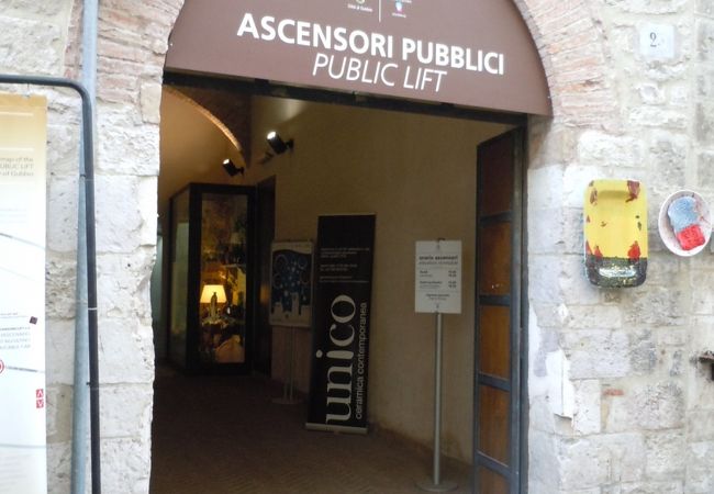 ASCENSORI PUBBLICI が目印