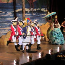 一人で４つの人形を操ります。