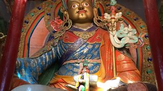 威厳のあるグル・リンポチェ像