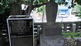 江戸時代に活躍された絵師・俳人のお墓です