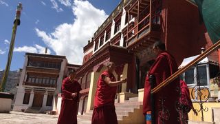 平原の小山の頂上に建つ僧院