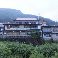 川の対岸から