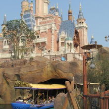 お城の下からボートが出て来ました。