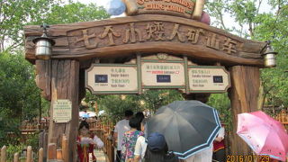 トロッコはカーブで横スイングする珍しい構造になっています。