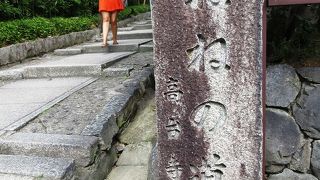 静かな気持ちで石段を登りましょう