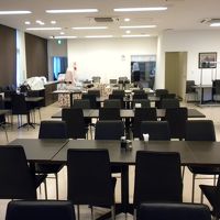 ホテル隣接の食堂。団体様は一気にここでお食事