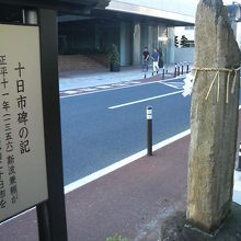 駅近くの商店街の大通り沿いにあります。