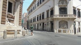 交差点に面した四隅に小さな噴水がある