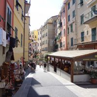 駅からだと、初めのこのバーの左がホテルの場所で移動が楽。