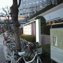 レストラン・クレストンの前のアメリカ公使館跡の標識の様子です