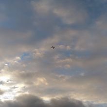 江川海岸上空を飛ぶ飛行機